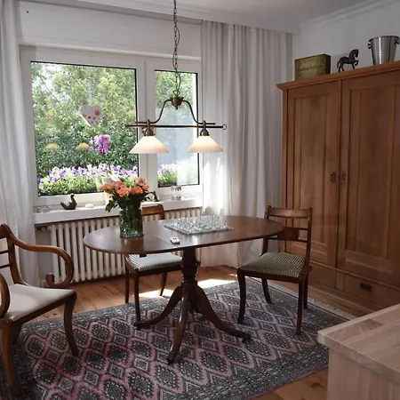 Апартаменты Unter Der Linde 1 Бад-Зальцуфлен